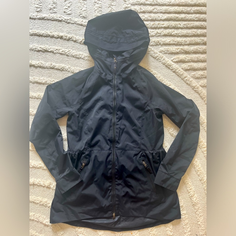 Lululemon EUC size 4 black rain jacket
